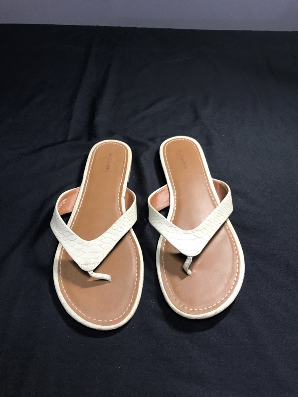 G.H. Bass & Co. Off White Leather Thong Sandals with Brown Footbed, Size 10